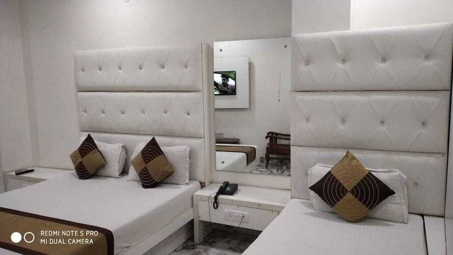 Adb Rooms Hotel Crystal Deluxe