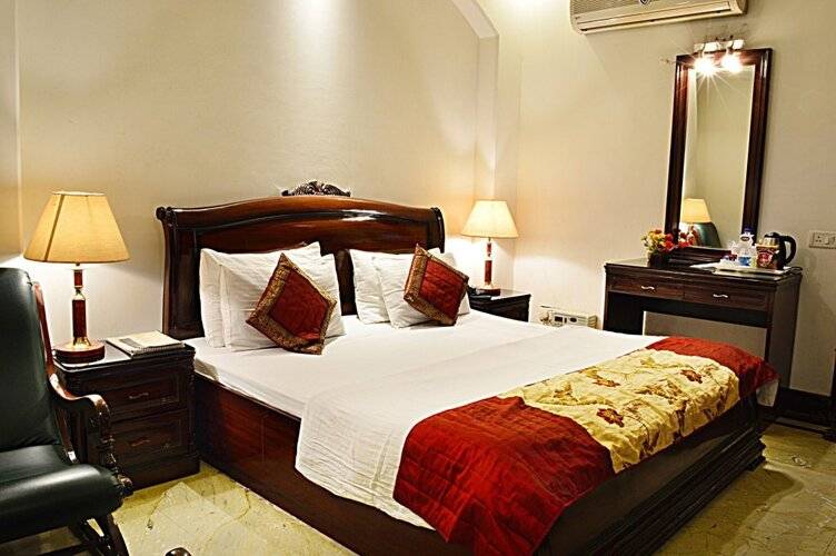Hotel Emperor Palms At Karol Bagh