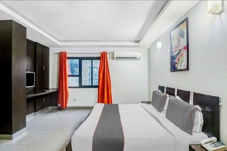 Airport Hotel J P Palace