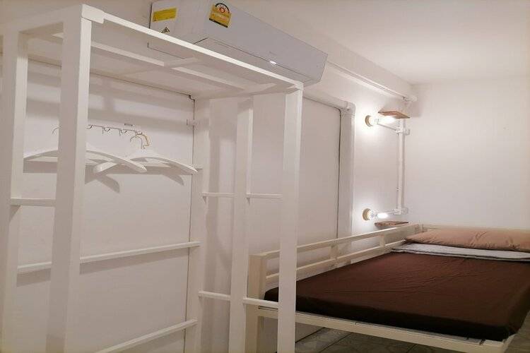 8 Sleepers Street Hostel