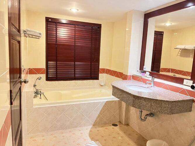 B Buri Hotel