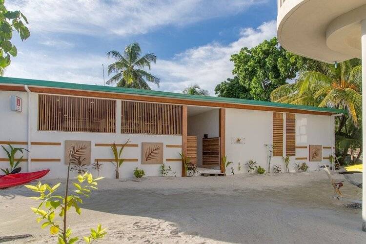 Dhiffushi White Sand Beach Hotel