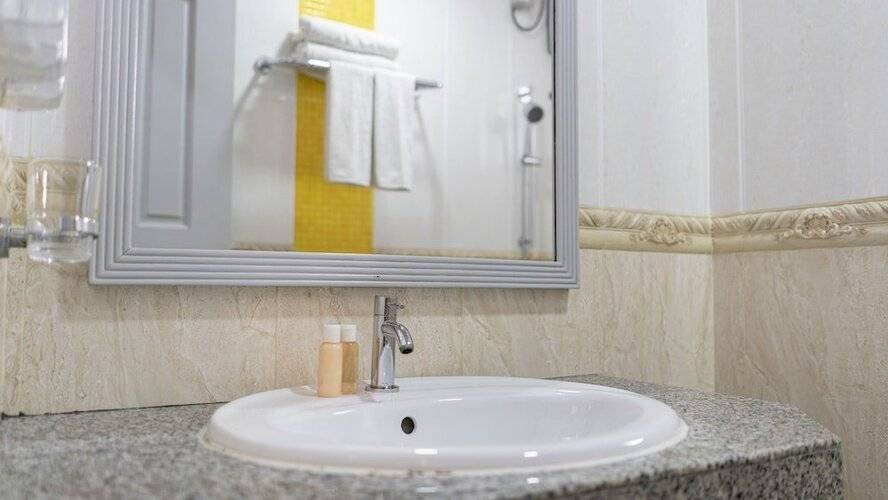 Umet Seaview Hotel With Free Roundtrip Airport Pick Up And Drop Off
