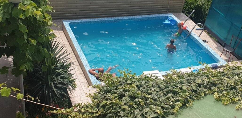 River Hotel