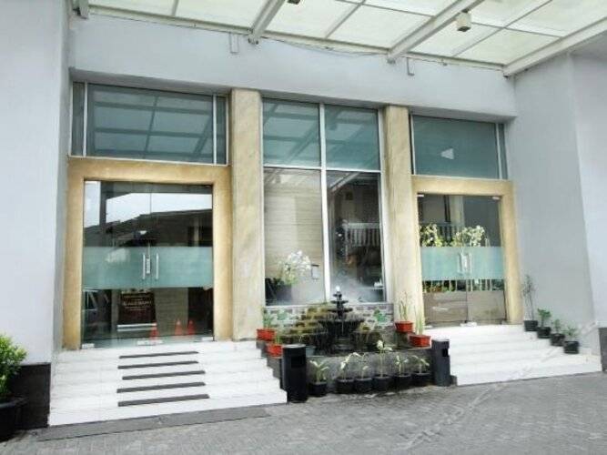 The Gloria Suites