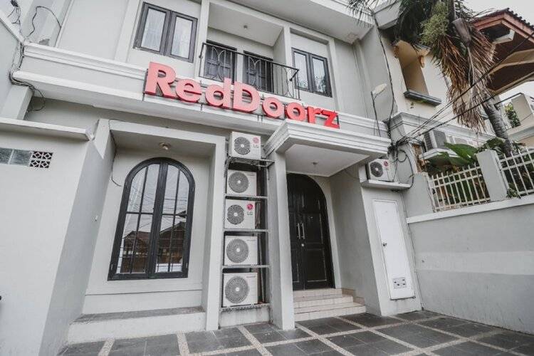 Reddoorz Plus @ Radio Dalam 2
