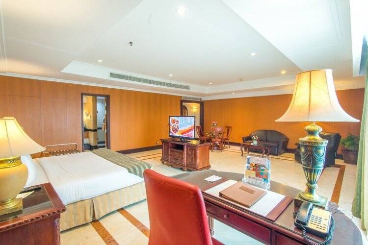 Sunlake Waterfront Resort And Convention