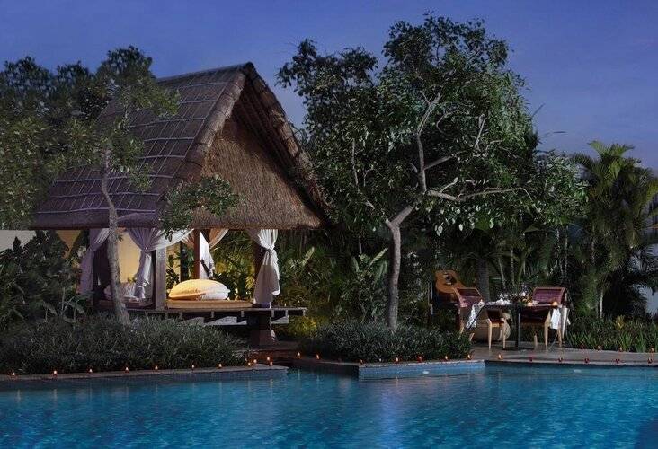 The Ritz-Carlton Jakarta, Mega Kuningan