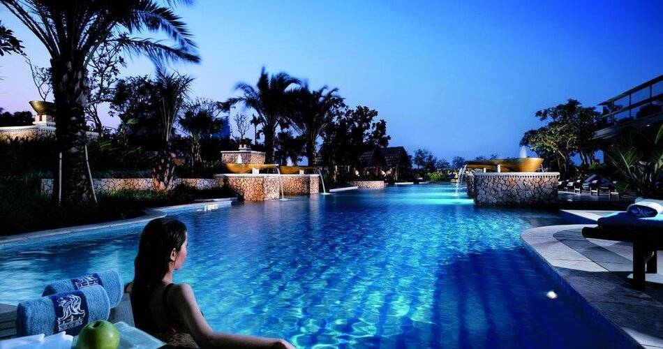 The Ritz-Carlton Jakarta, Mega Kuningan