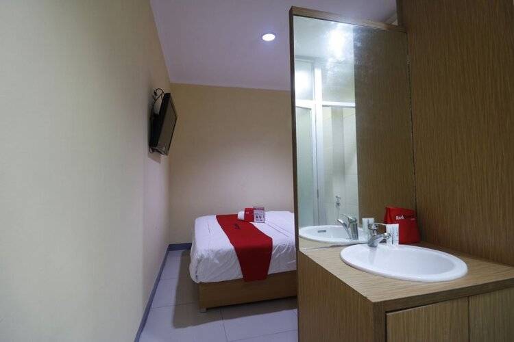 Reddoorz Near Itc Cempaka Mas