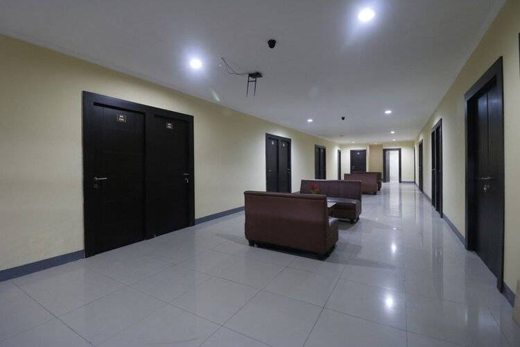 Reddoorz Near Itc Cempaka Mas