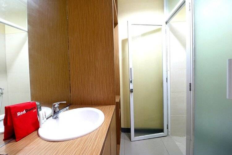 Reddoorz Near Itc Cempaka Mas