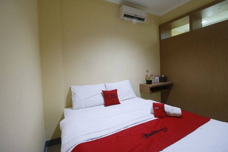 Reddoorz Near Itc Cempaka Mas