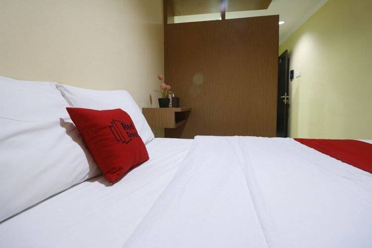 Reddoorz Near Itc Cempaka Mas