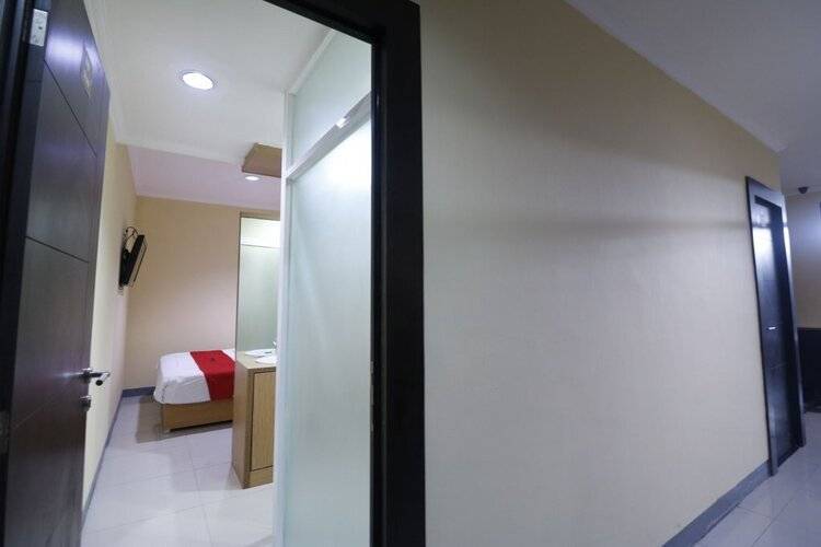 Reddoorz Near Itc Cempaka Mas