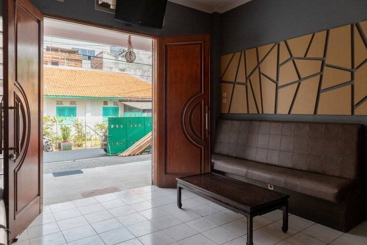 Oyo 1111 Pasar Baru Inn