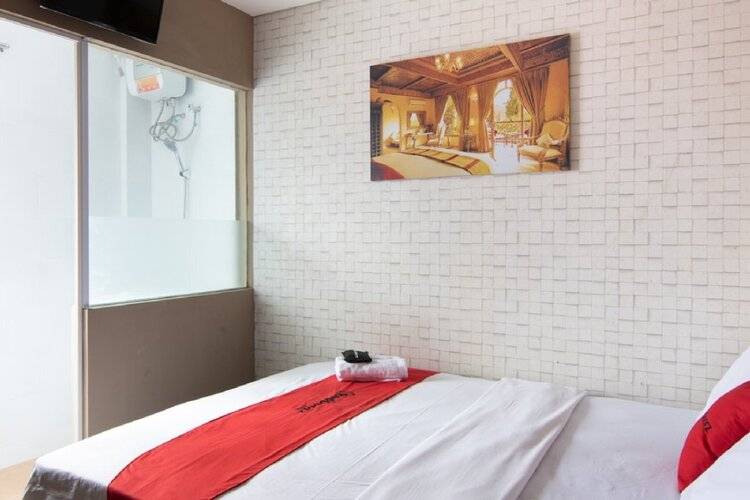 Reddoorz Plus Near Hayam Wuruk 2