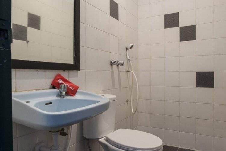 Reddoorz Plus Near Jakarta Kota Station