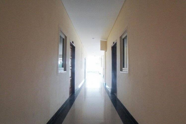 Reddoorz Plus Near Green Pramuka Square Mall
