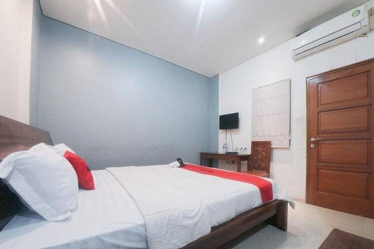 Reddoorz Plus Near Green Pramuka Square Mall