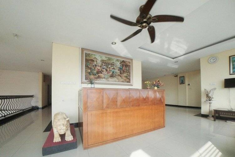 Reddoorz Plus Near Green Pramuka Square Mall