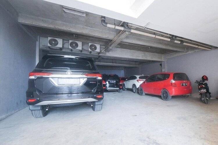 Reddoorz Plus Near Green Pramuka Square Mall