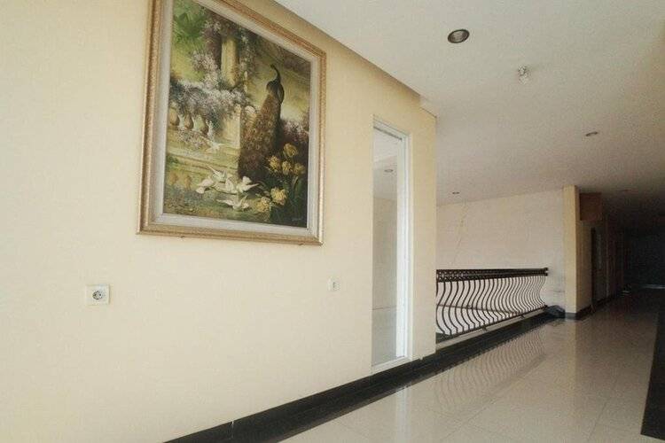 Reddoorz Plus Near Green Pramuka Square Mall