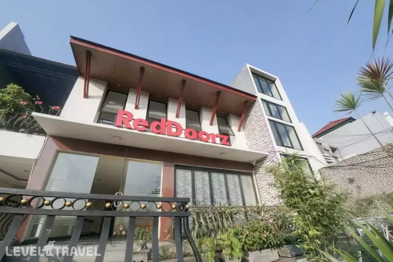 Reddoorz Plus Near Green Pramuka Square Mall