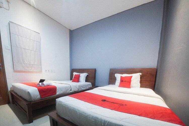 Reddoorz Plus Near Green Pramuka Square Mall