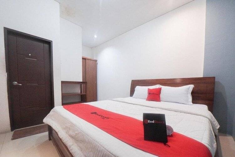 Reddoorz Plus Near Green Pramuka Square Mall