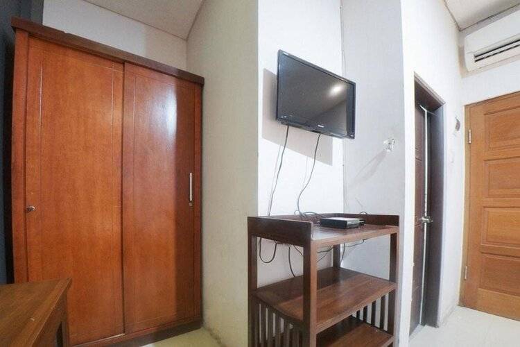 Reddoorz Plus Near Green Pramuka Square Mall