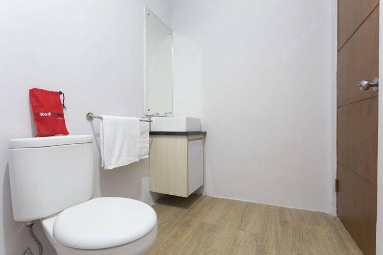 Reddoorz Plus Near Cilandak Town Square 2
