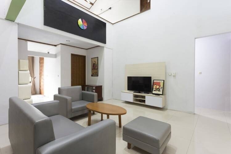 Reddoorz Plus Near Cilandak Town Square 2