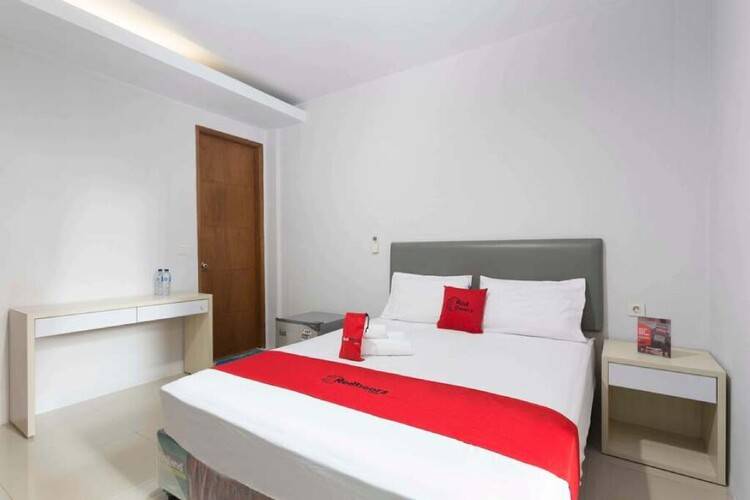Reddoorz Plus Near Cilandak Town Square 2