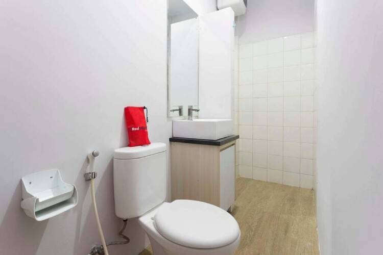 Reddoorz Plus Near Cilandak Town Square 2