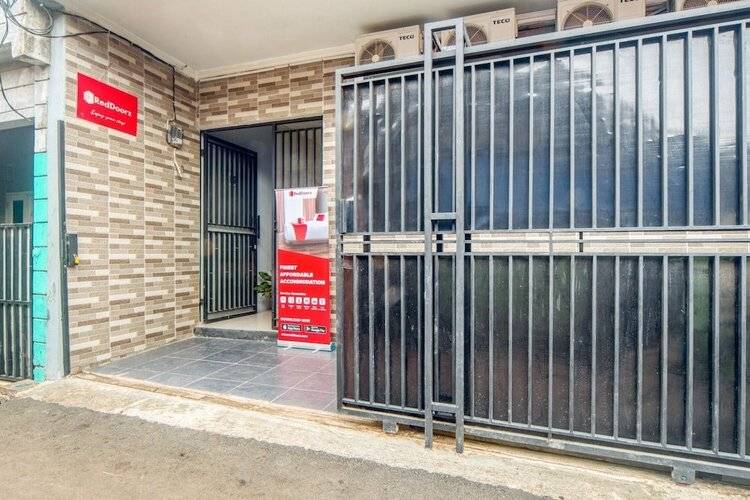 Reddoorz Near Graha Cijantung Mall