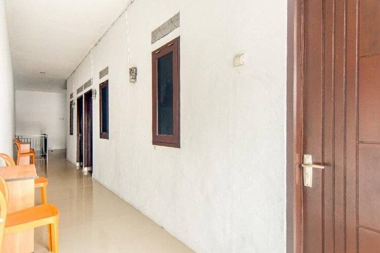 Reddoorz Near Graha Cijantung Mall