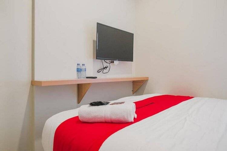 Reddoorz Plus Near Soekarno Hatta Airport Taman Mahkota