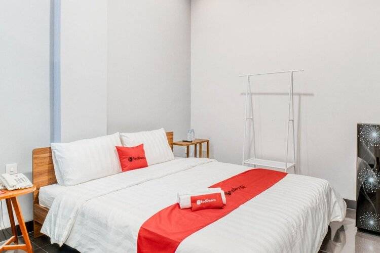 Reddoorz Plus Near Taman Ismail Marzuki