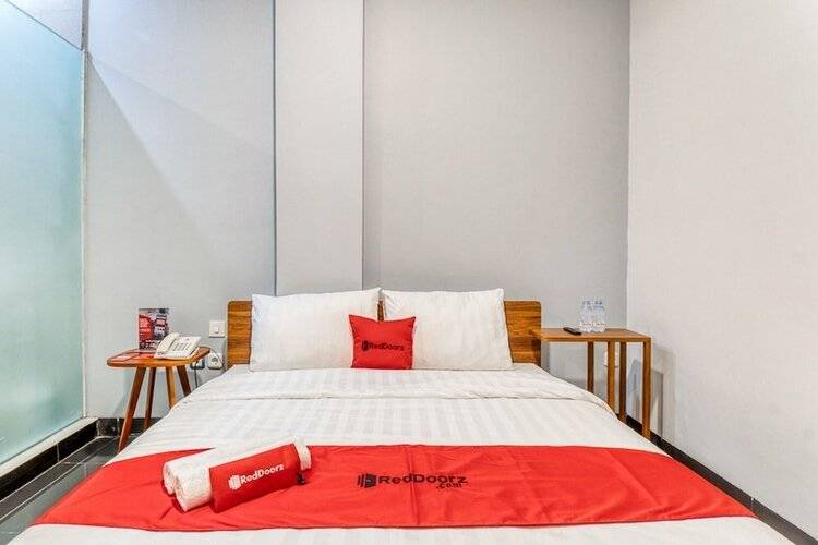 Reddoorz Plus Near Taman Ismail Marzuki