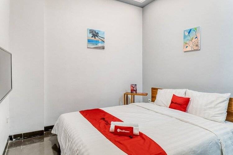 Reddoorz Plus Near Taman Ismail Marzuki