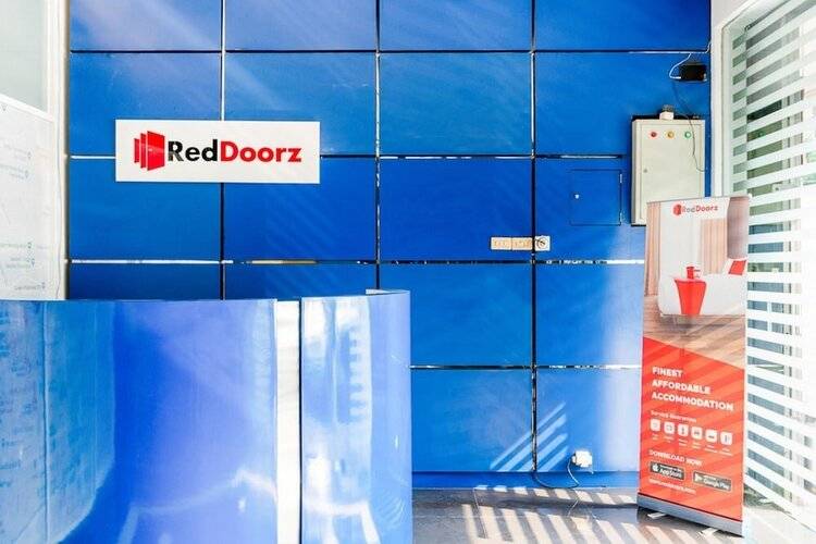 Reddoorz Plus Near Taman Ismail Marzuki