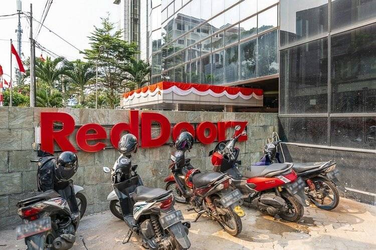 Reddoorz Plus Near Taman Ismail Marzuki