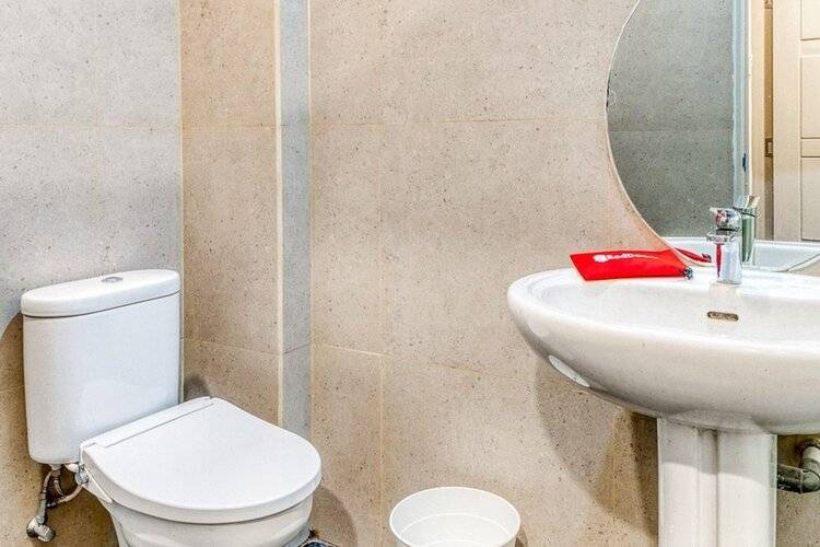 Reddoorz Plus Near Taman Ismail Marzuki