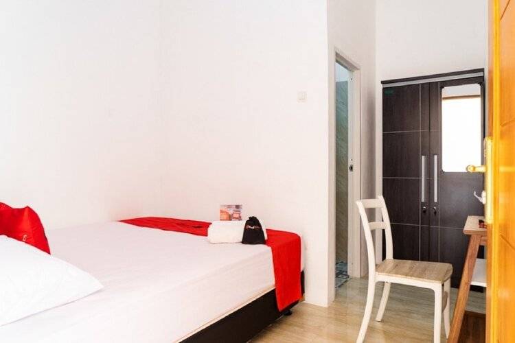 Reddoorz Near Cipinang Indah Mall
