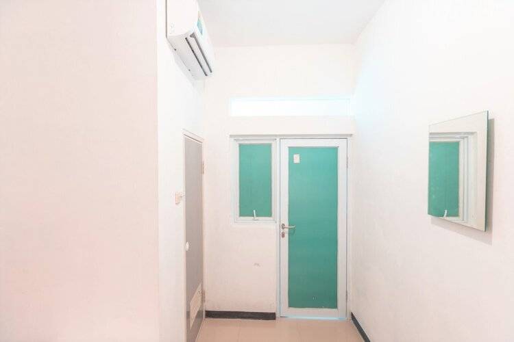 Super Oyo 2223 J&B Room Utan Kayu