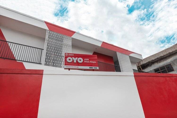 Super Oyo 2223 J&B Room Utan Kayu