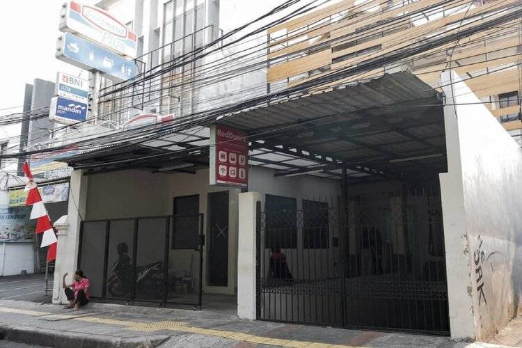 Reddoorz Plus Near Taman Anggrek Mall