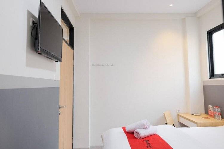 Reddoorz Plus Near Taman Anggrek Mall