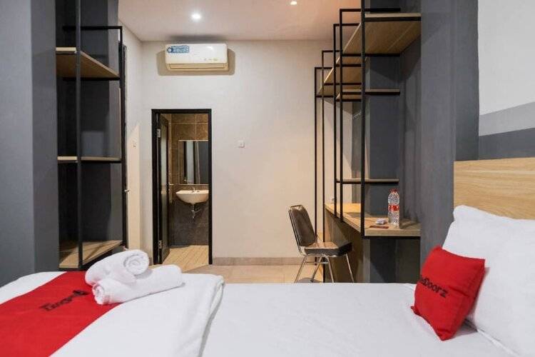 Reddoorz Plus Near Taman Anggrek Mall